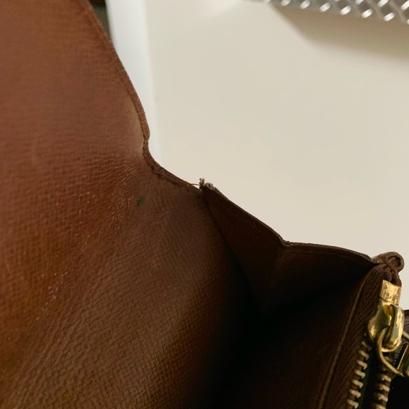 Louis Vuitton - Picture 3 of 7